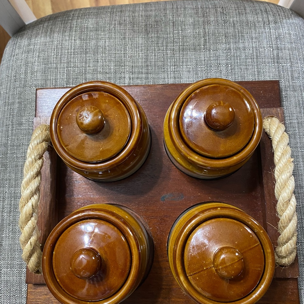 4 condiment brown jars with lid and wooden holder